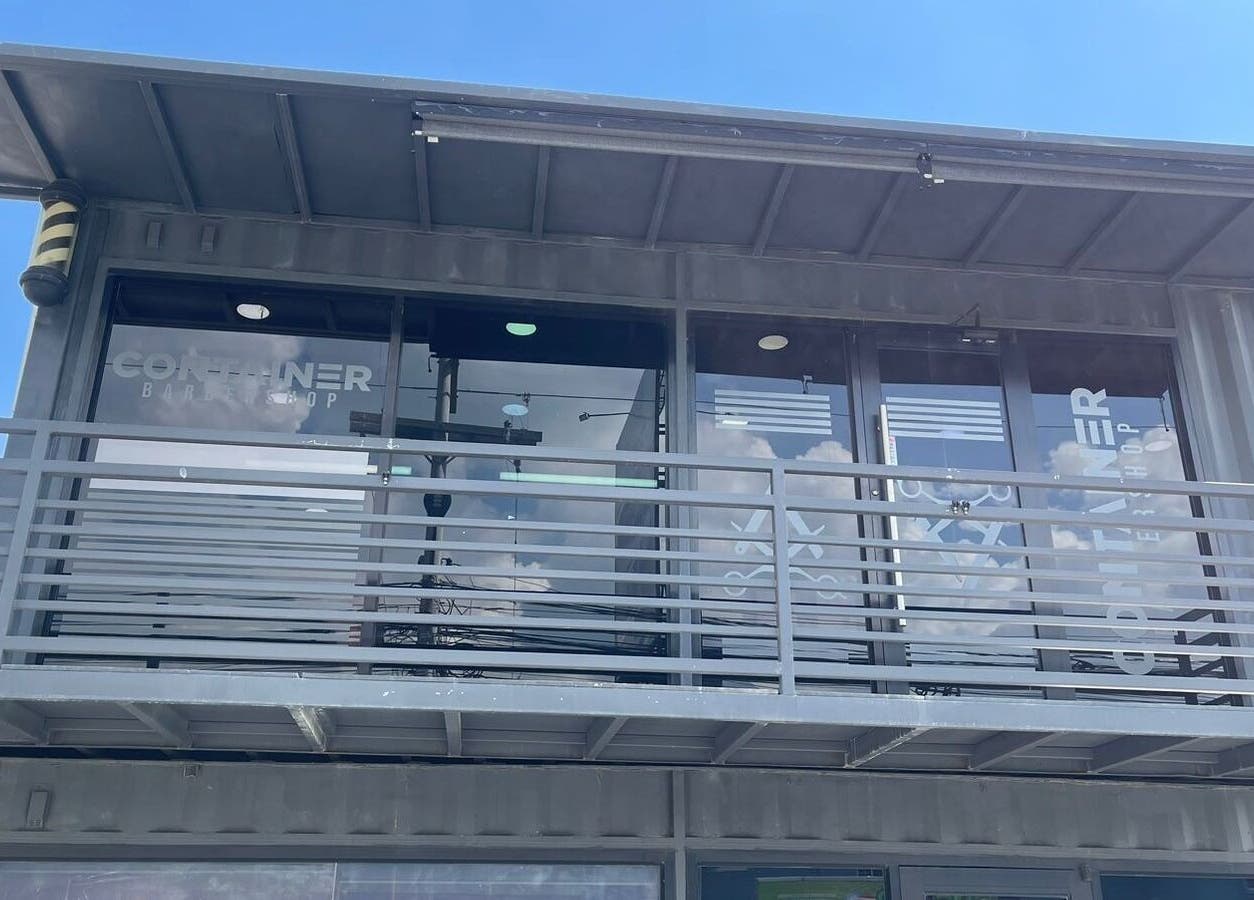 Fachada moderna de Garbo Container en san pedro sula, HN, resaltando su diseño único y contemporáneo.