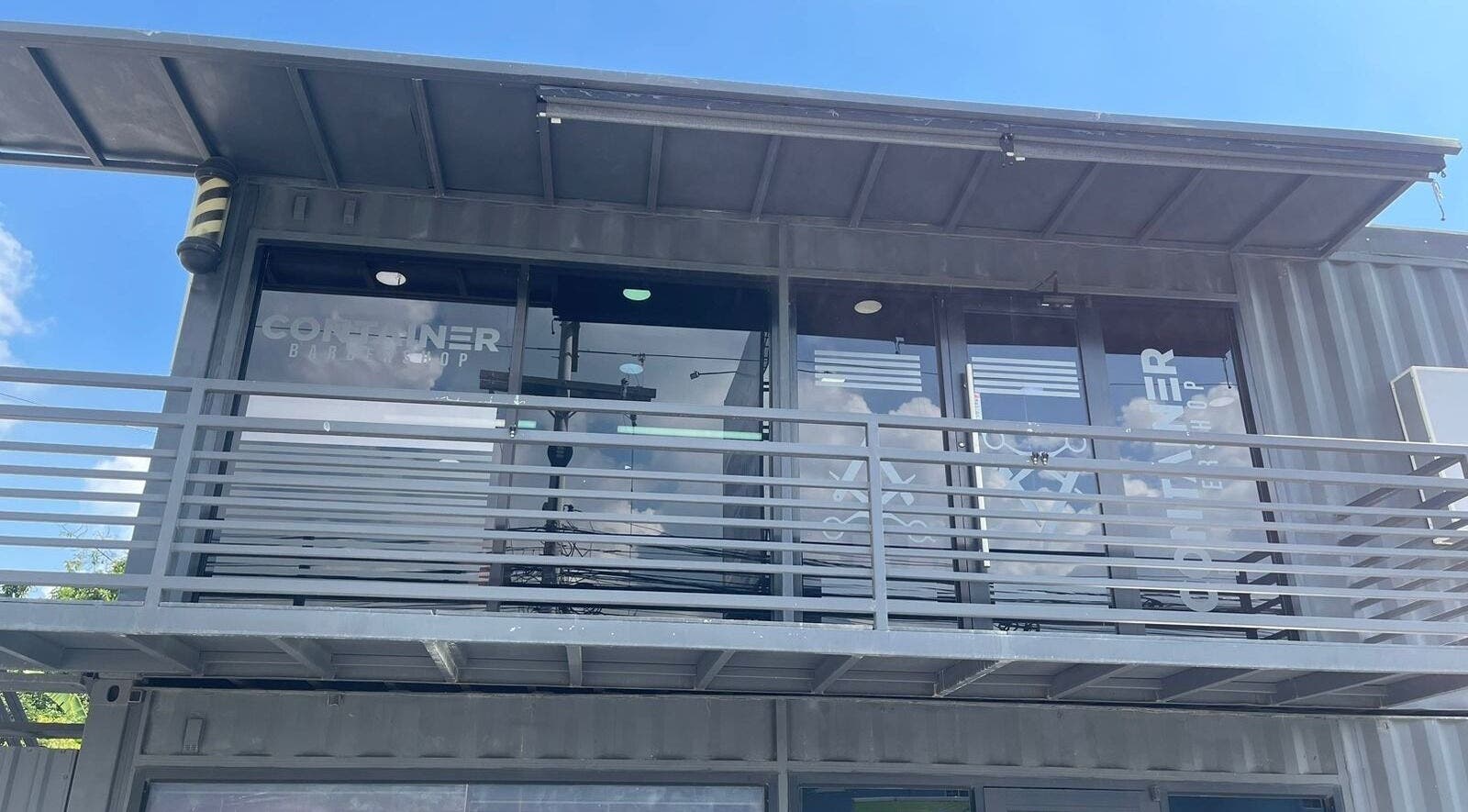 Fachada moderna de Garbo Container en san pedro sula, HN, resaltando su diseño único y contemporáneo.