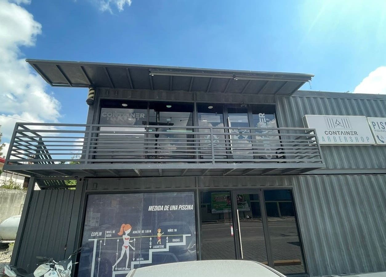 Vista de Garbo Container en san pedro sula, HN, mostrando su moderna fachada metálica.