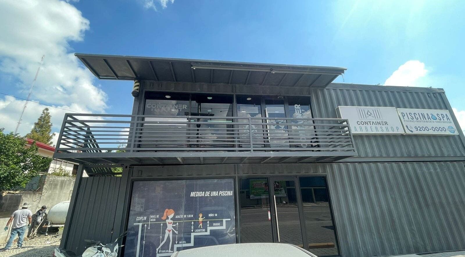 Vista de Garbo Container en san pedro sula, HN, mostrando su moderna fachada metálica.