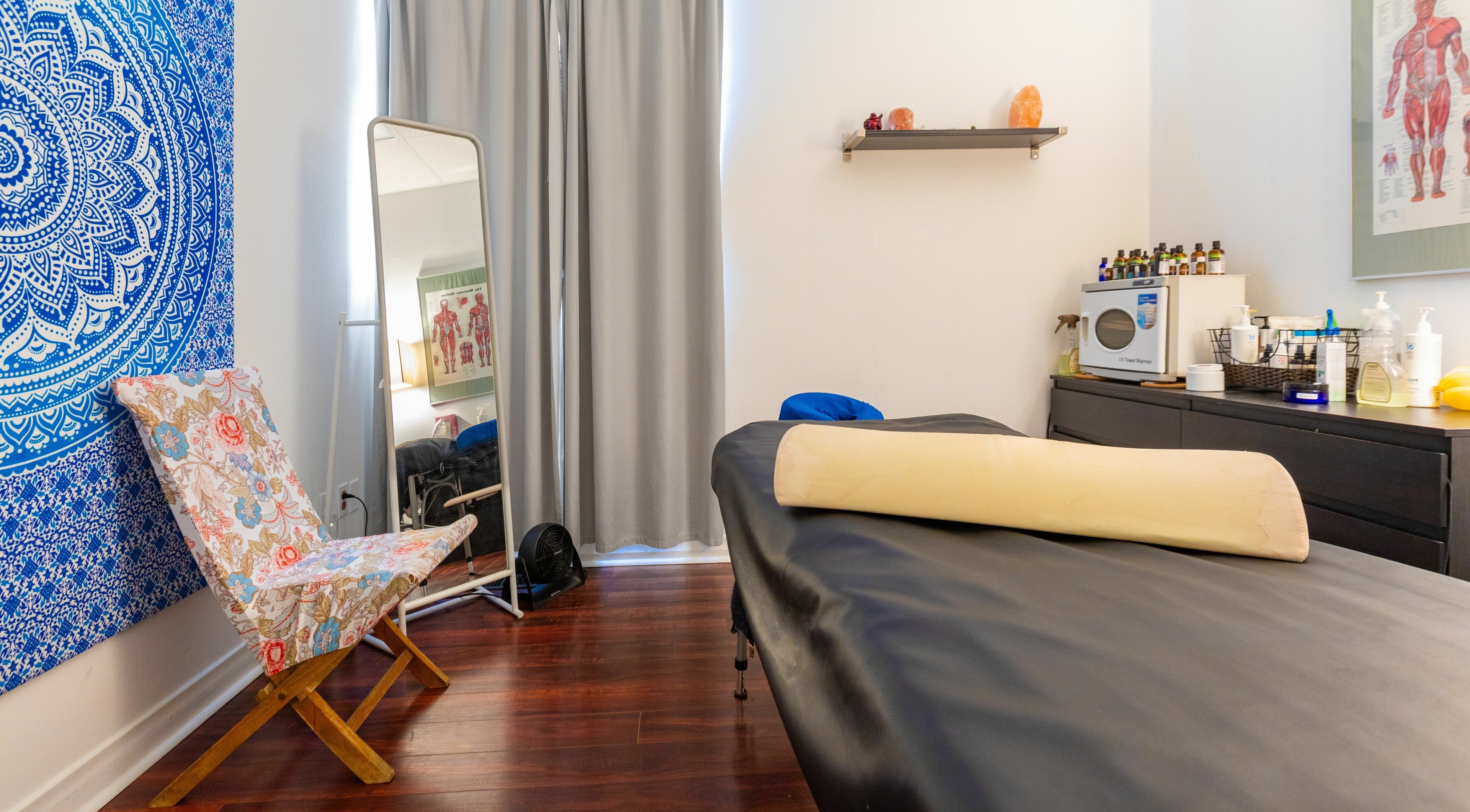 Salle de massage tranquille à Club Physique, Dorval, Quebec, CA, avec décor apaisant et équipements modernes.