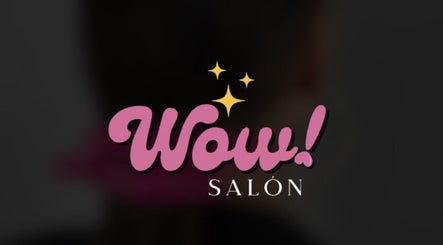 Logotipo de Wow Salón en Tijuana, Baja California, MX, destacando estilo moderno.