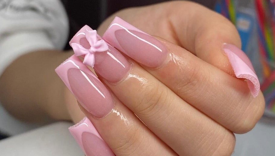 Manicura rosada con lazo en Wow Salón, Tijuana, Baja California, MX. Elegancia y detalle en cada uña.