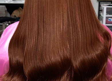 Deslumbrante cabello cobrizo en Wow Salón, Tijuana, Baja California, MX, resaltando un acabado radiante.