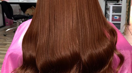 Deslumbrante cabello cobrizo en Wow Salón, Tijuana, Baja California, MX, resaltando un acabado radiante.