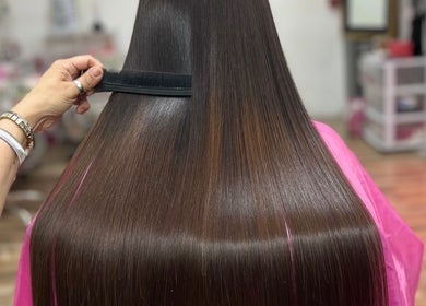 Cabello liso y brillante peinado en Wow Salón, Tijuana, Baja California, MX.