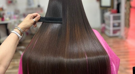 Cabello liso y brillante peinado en Wow Salón, Tijuana, Baja California, MX.