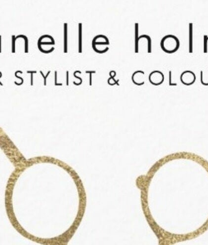 Chanelle Holmes at the Hair Shop imagem 2