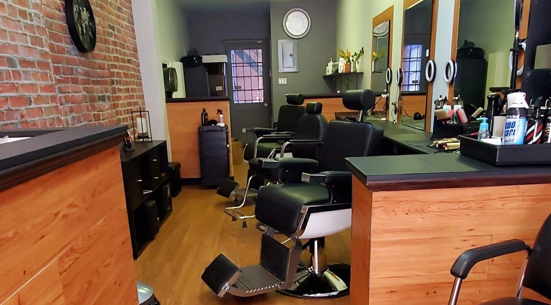 Intérieur moderne de Barbier des artistes, Montréal, Québec, CA. Sièges élégants et miroirs brillants.