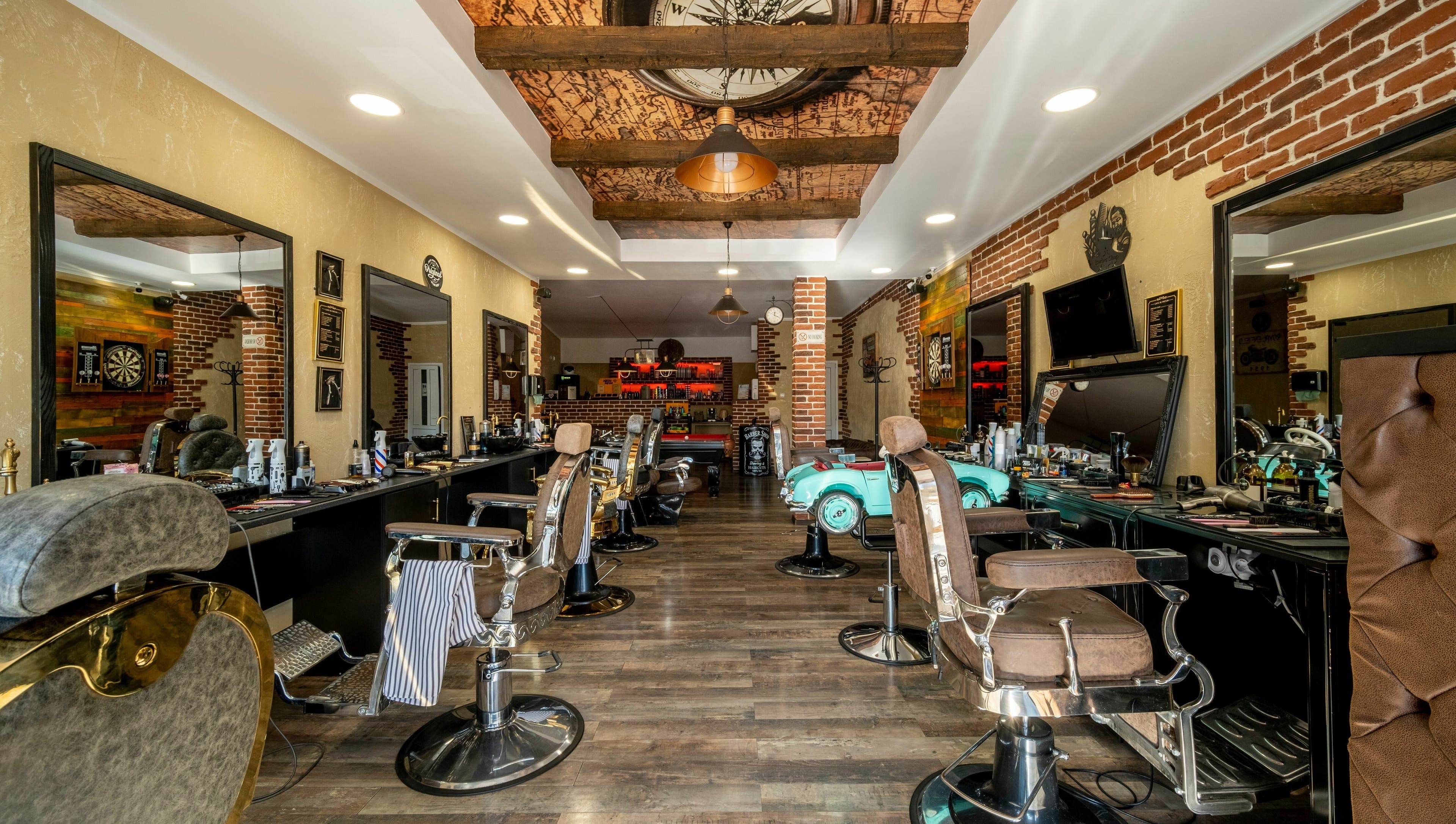 Interior modern și elegant la Filaret's Barbershop, Gura Humorului, România, RO, cu scaune de frizerie stilizate.