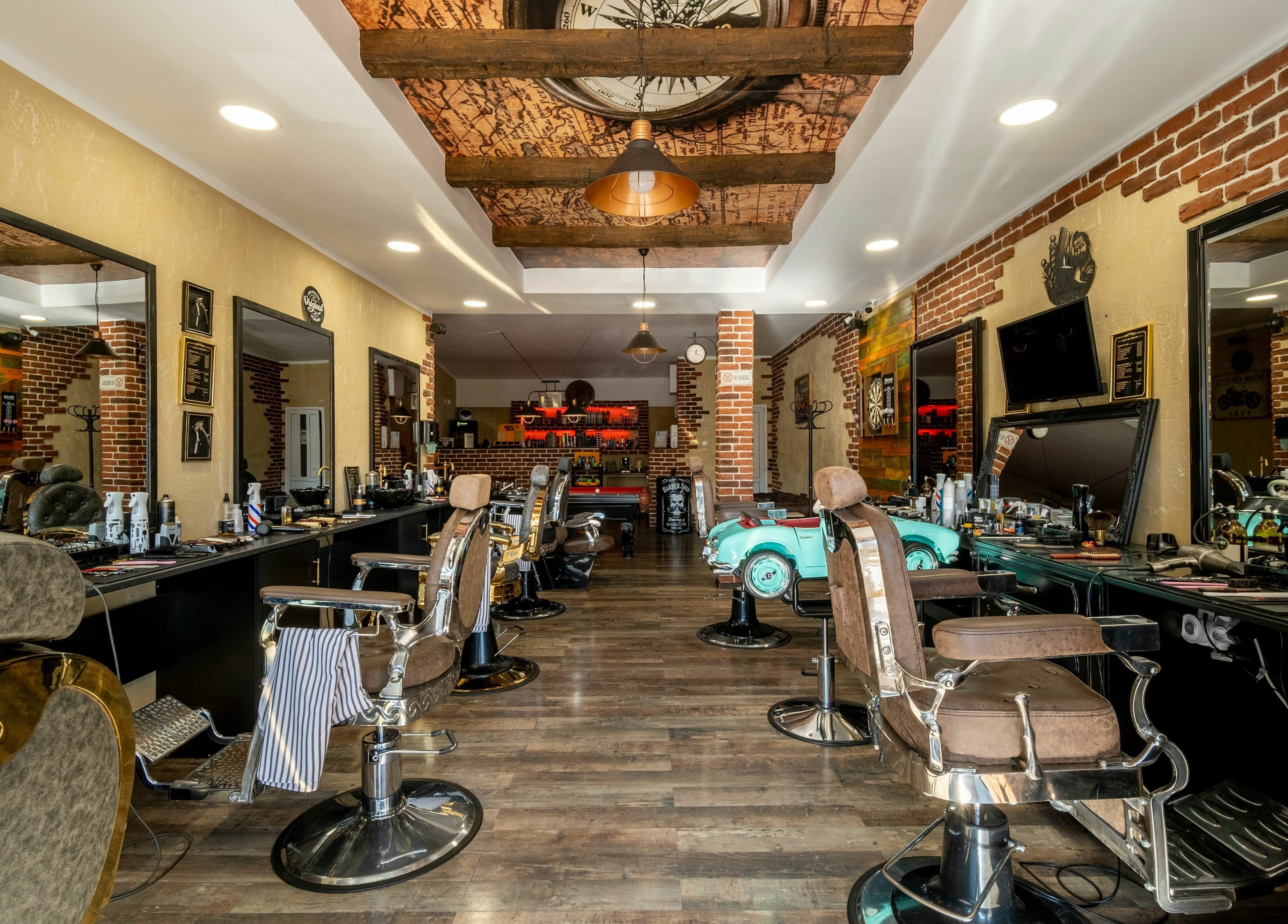 Interior modern și elegant la Filaret's Barbershop, Gura Humorului, România, RO, cu scaune de frizerie stilizate.