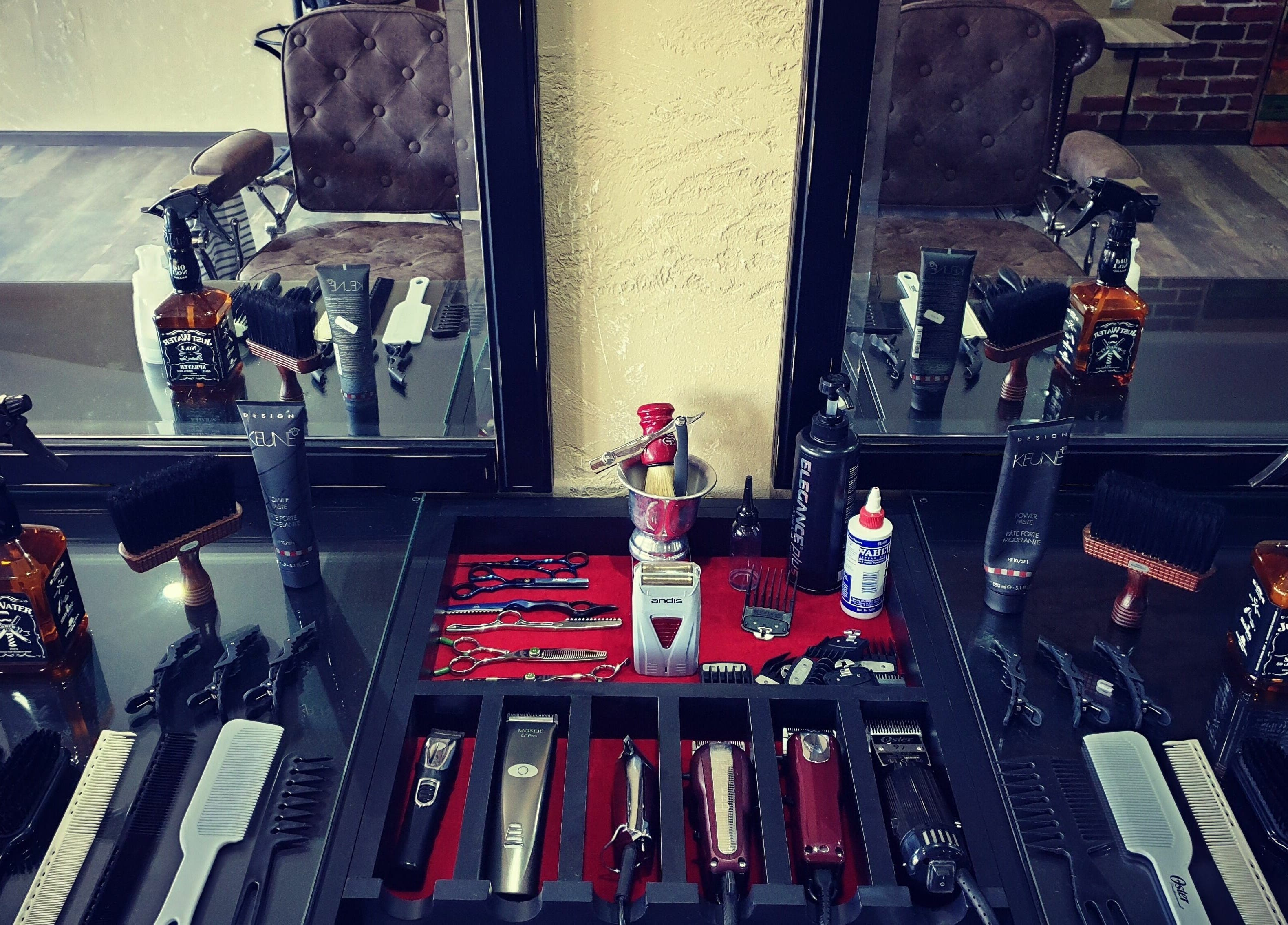 Instrumente profesionale la Filaret's Barbershop, Gura Humorului, România, RO, reflectând calitatea serviciilor.