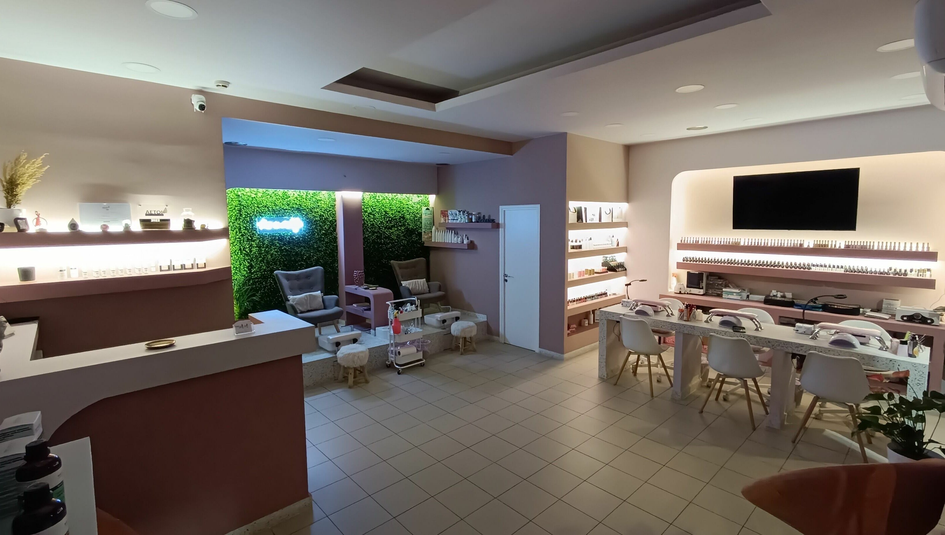 Εσωτερικό του Nail me up, Αχαρνες, Greece, GR, με άνετες καρέκλες και σύγχρονη διακόσμηση.