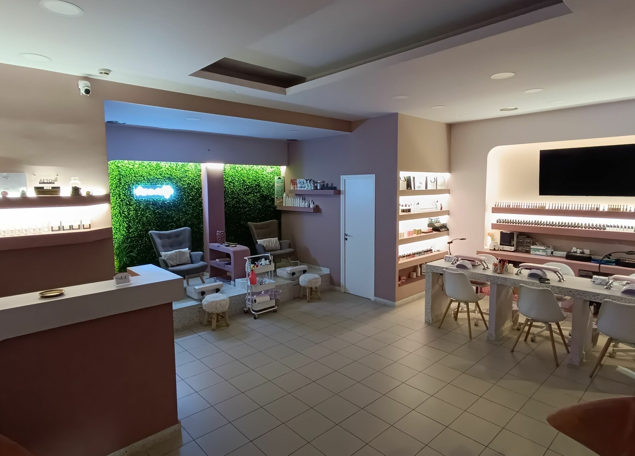 Εσωτερικό του Nail me up, Αχαρνες, Greece, GR, με άνετες καρέκλες και σύγχρονη διακόσμηση.