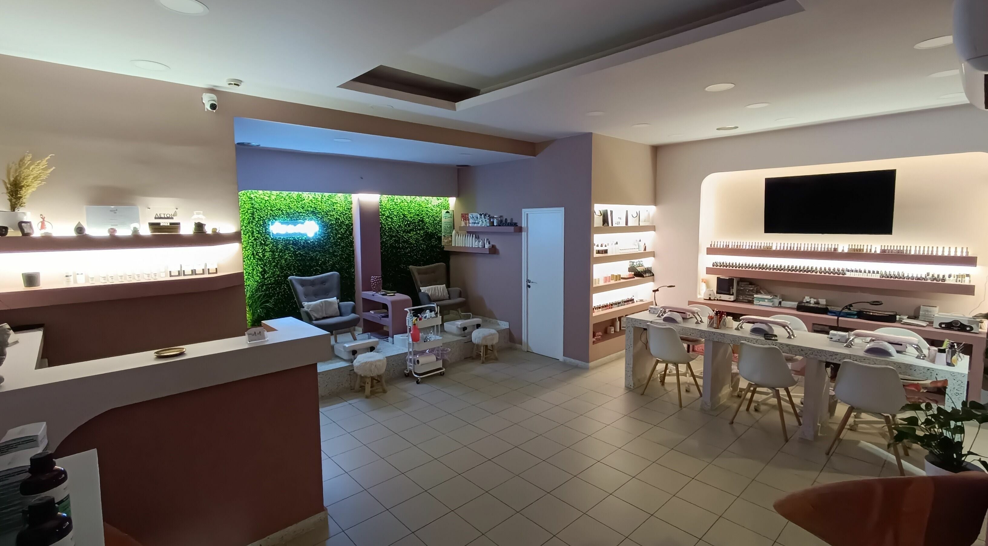 Εσωτερικό του Nail me up, Αχαρνες, Greece, GR, με άνετες καρέκλες και σύγχρονη διακόσμηση.