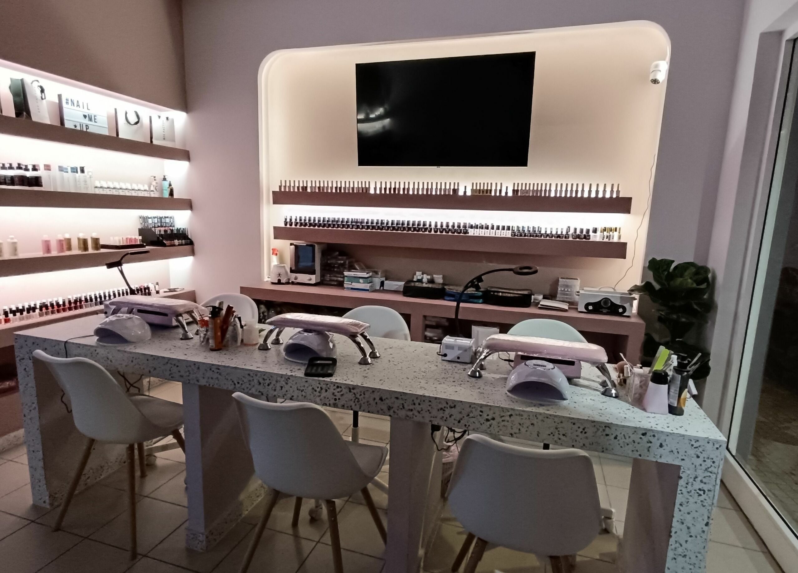 Μοντέρνος χώρος περιποίησης νυχιών στο 'Nail me up', Αχαρνές, Greece, GR.