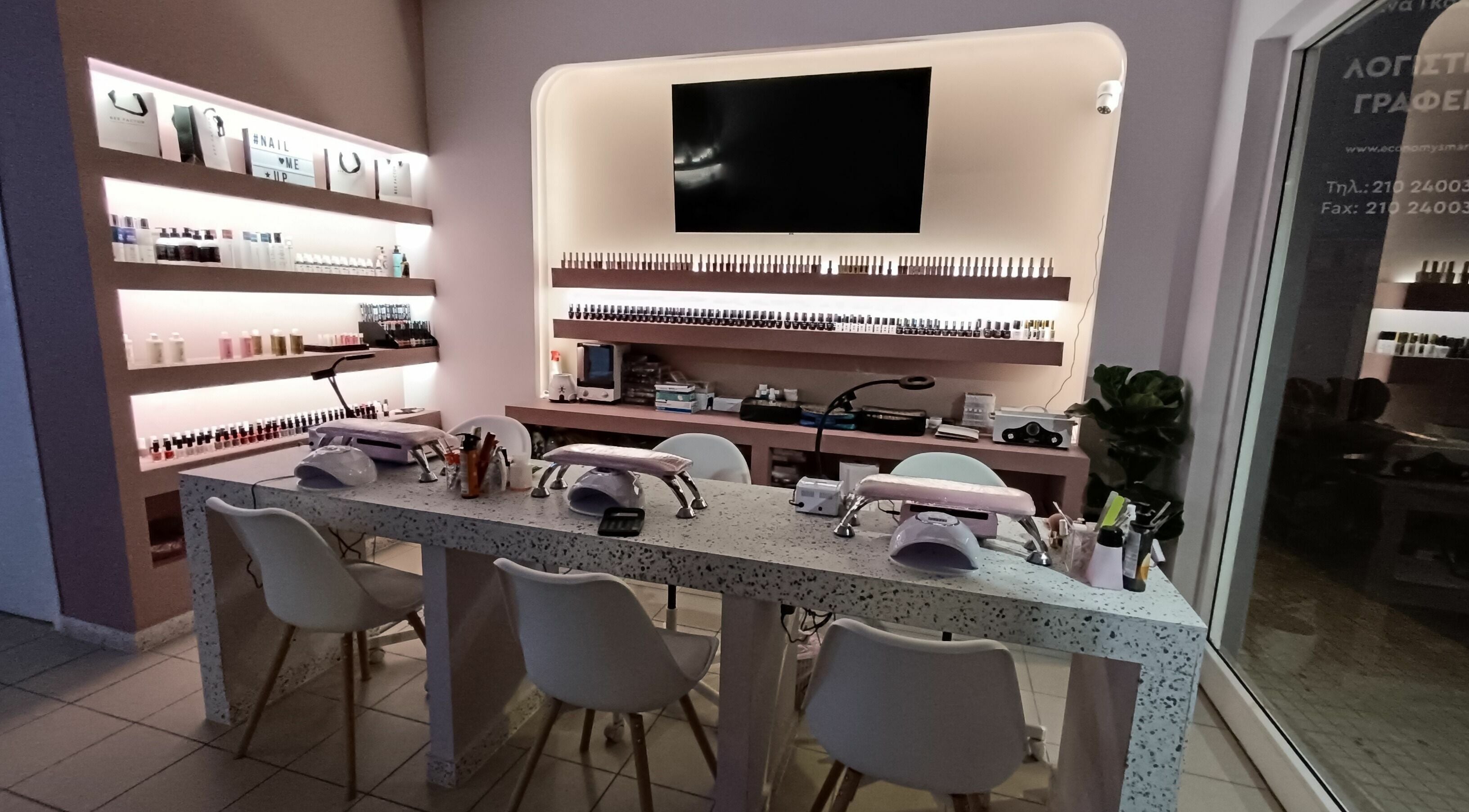 Μοντέρνος χώρος περιποίησης νυχιών στο 'Nail me up', Αχαρνές, Greece, GR.