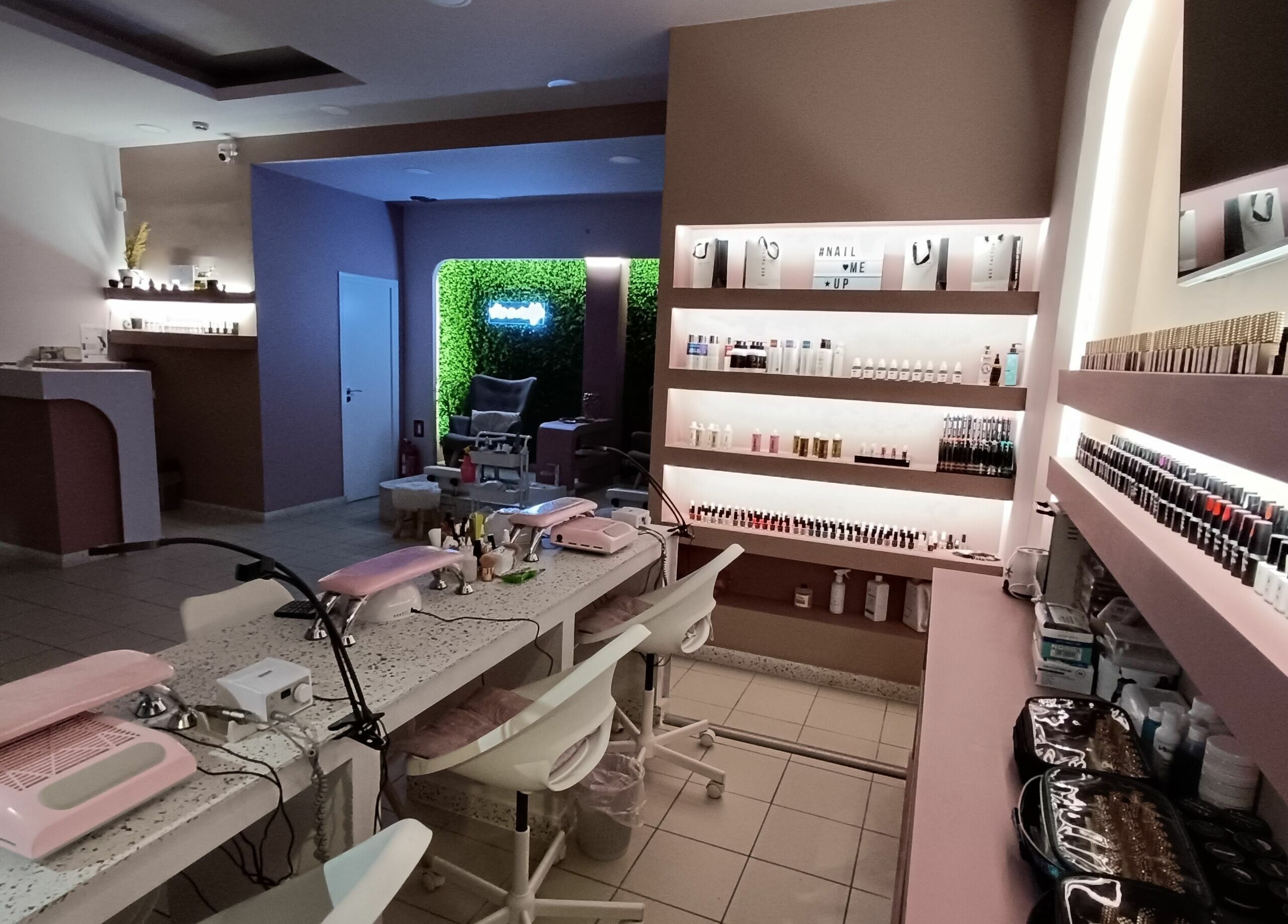 Το εσωτερικό του Nail me up στην Αχαρνες, Greece, GR δείχνει μοντέρνα nail stations και κομψή διακόσμηση.