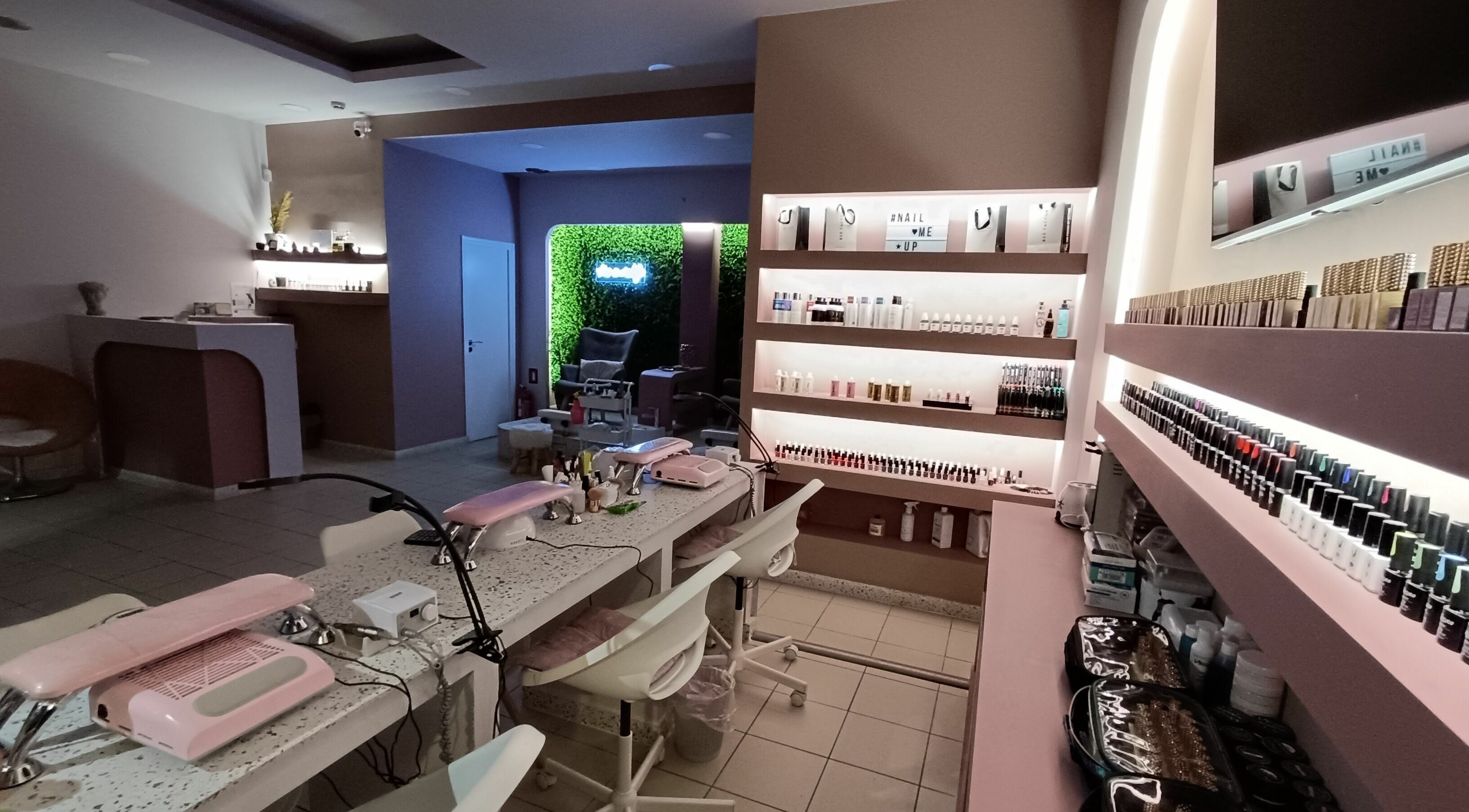 Το εσωτερικό του Nail me up στην Αχαρνες, Greece, GR δείχνει μοντέρνα nail stations και κομψή διακόσμηση.