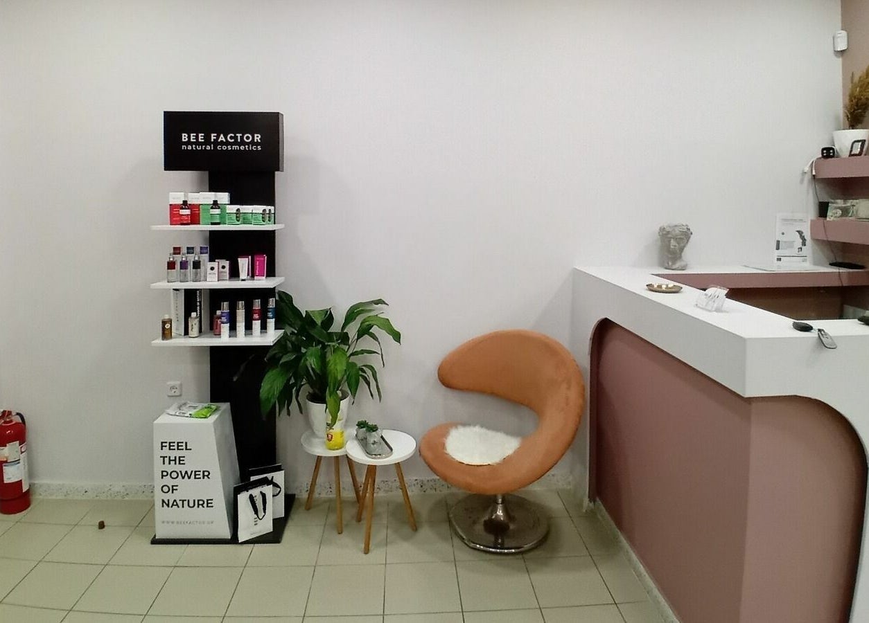 Χώρος υποδοχής στο Nail me up, Αχαρνές, Ελλάδα. Άνετη καρέκλα και φυσικά καλλυντικά στην έκθεση.