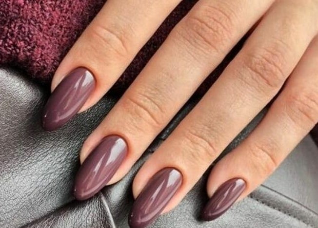 Κομψό μανικιούρ σε μαυροκόκκινο από το Nail Me Up, Αχαρνες, Greece, GR.