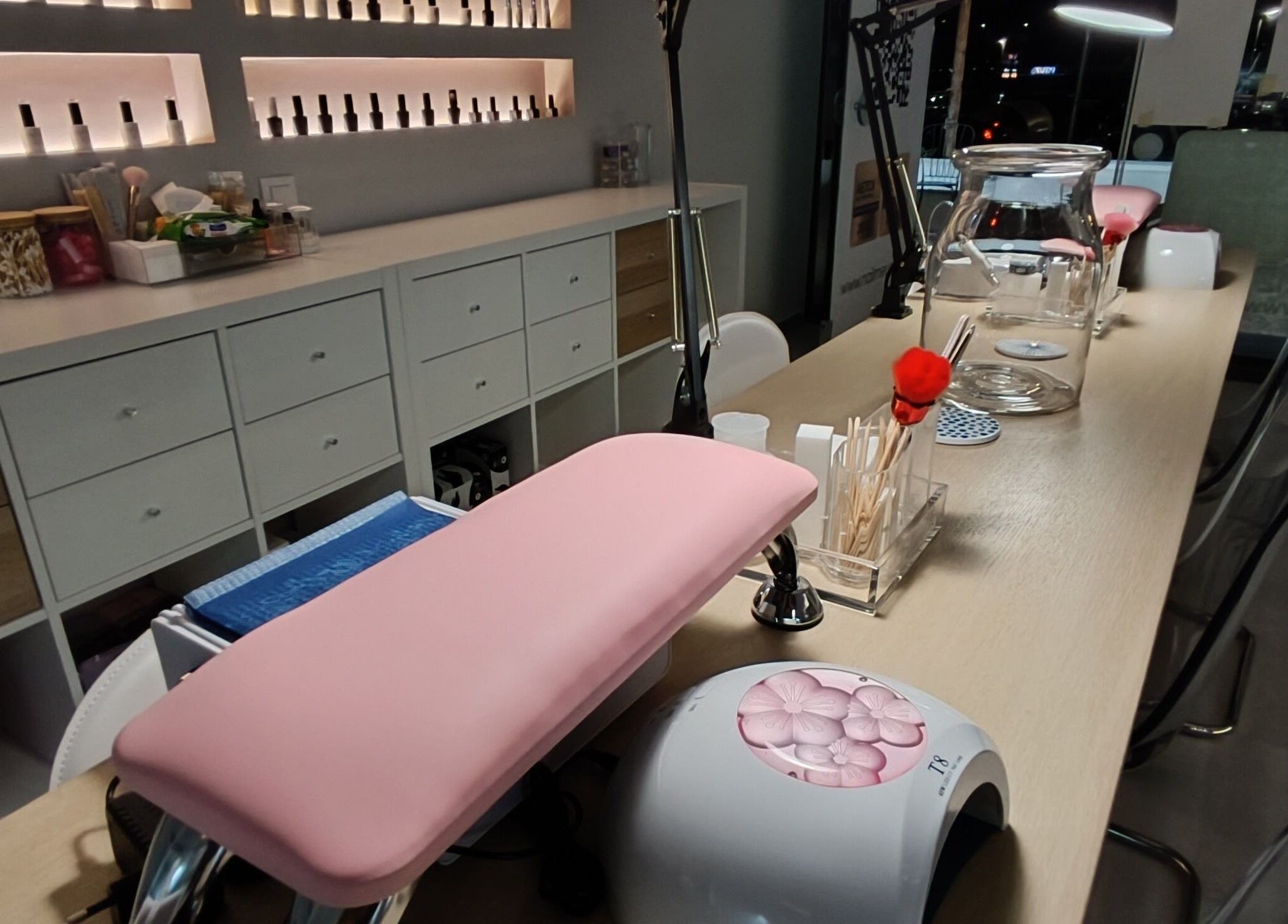 Πολυτελής χώρος περιποίησης νυχιών στο Nail me Up - Θρακομακεδόνες, ΑΧΑΡΝΕΣ, Θρακομακεδόνες, GR.