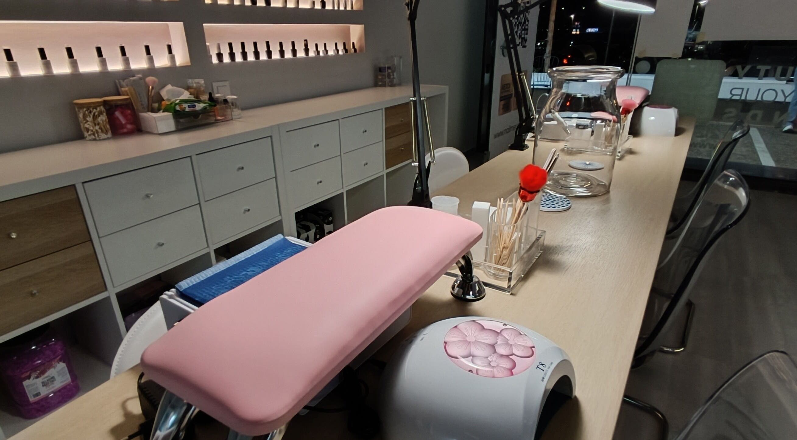 Πολυτελής χώρος περιποίησης νυχιών στο Nail me Up - Θρακομακεδόνες, ΑΧΑΡΝΕΣ, Θρακομακεδόνες, GR.