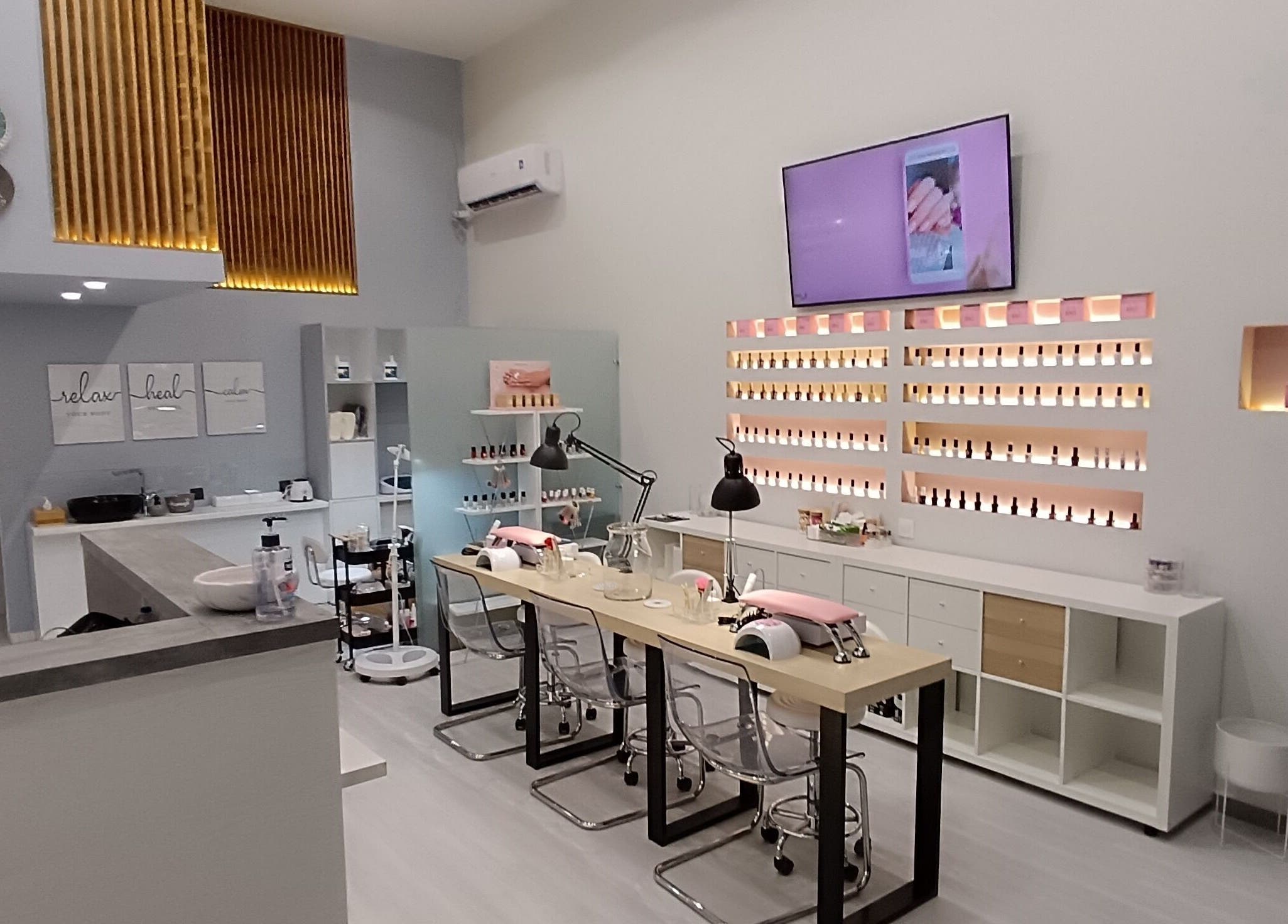 Εσωτερικός χώρος στο Nail me Up - Θρακομακεδόνες, ΑΧΑΡΝΕΣ, Θρακομακεδόνες, GR με κομψή διακόσμηση και εξοπλισμό.