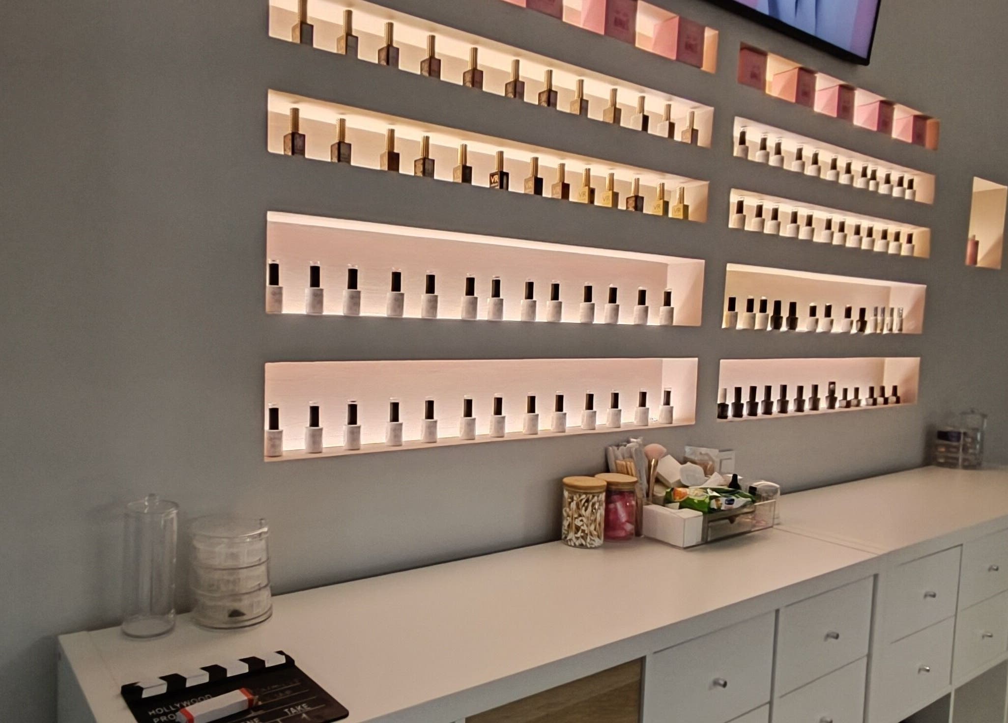 Καλαίσθητη διάταξη βερνικιών νυχιών στο Nail me Up - Θρακομακεδόνες, ΑΧΑΡΝΕΣ, Θρακομακεδόνες, GR.