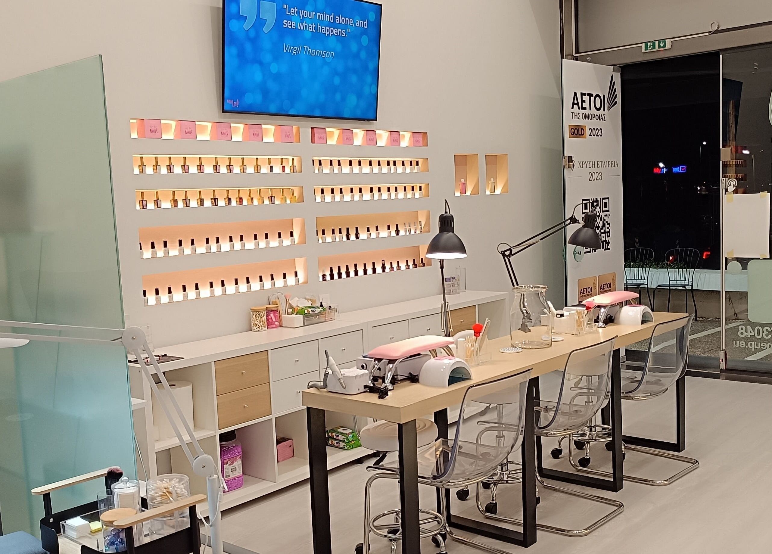 Η κομψή αίθουσα του Nail me Up - Θρακομακεδόνες στην ΑΧΑΡΝΕΣ, Θρακομακεδόνες, GR με περίβλεπτο χώρο για μανικιούρ.