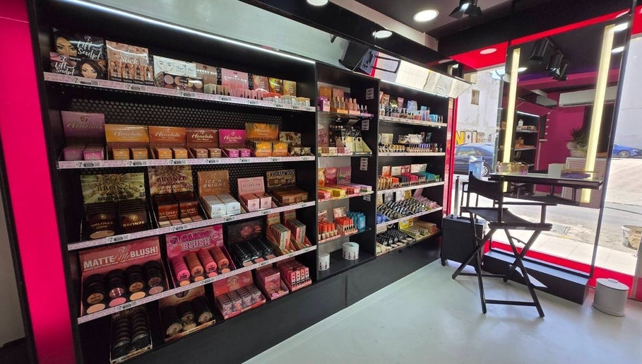 Εσωτερικό της W7 Make Up Professional στην Αχαρνές, GR με προϊόντα μακιγιάζ στις ράφια.