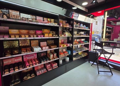 Εσωτερικό της W7 Make Up Professional στην Αχαρνές, GR με προϊόντα μακιγιάζ στις ράφια.