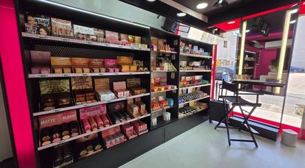 Εσωτερικό της W7 Make Up Professional στην Αχαρνές, GR με προϊόντα μακιγιάζ στις ράφια.