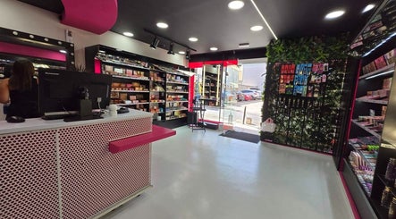 Εσωτερικό καταστήματος W7 Make Up Professional, Αχαρνές, GR με καλλυντικά στις ράφια.