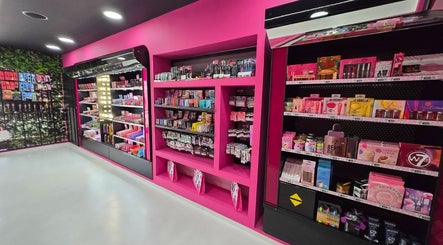 Ραγιό ντεκόρ στο W7 Make Up Proffesional, Αχαρνές, GR με έντονα μακιγιάζ προϊόντα.