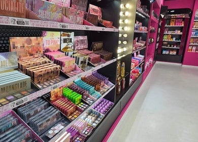 Πολύχρωμη βιτρίνα καλλυντικών στο W7 Make Up Professional, Αχαρνές, GR.