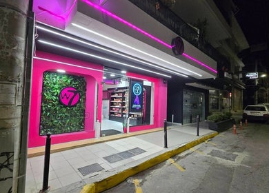 Εξωτερική άποψη του W7 Make Up Professional στην Αχαρνές, GR με εντυπωσιακό φωτισμό.