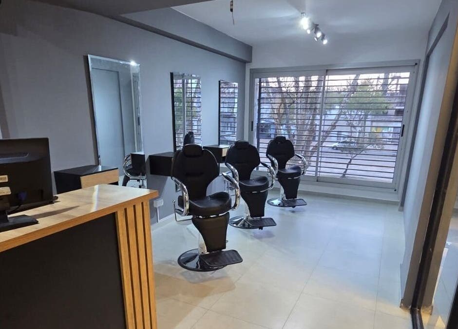 Interior moderno de Glam & Coffee en Wilde, Provincia De Buenos Aires, AR con sillas de peluquería elegantes.