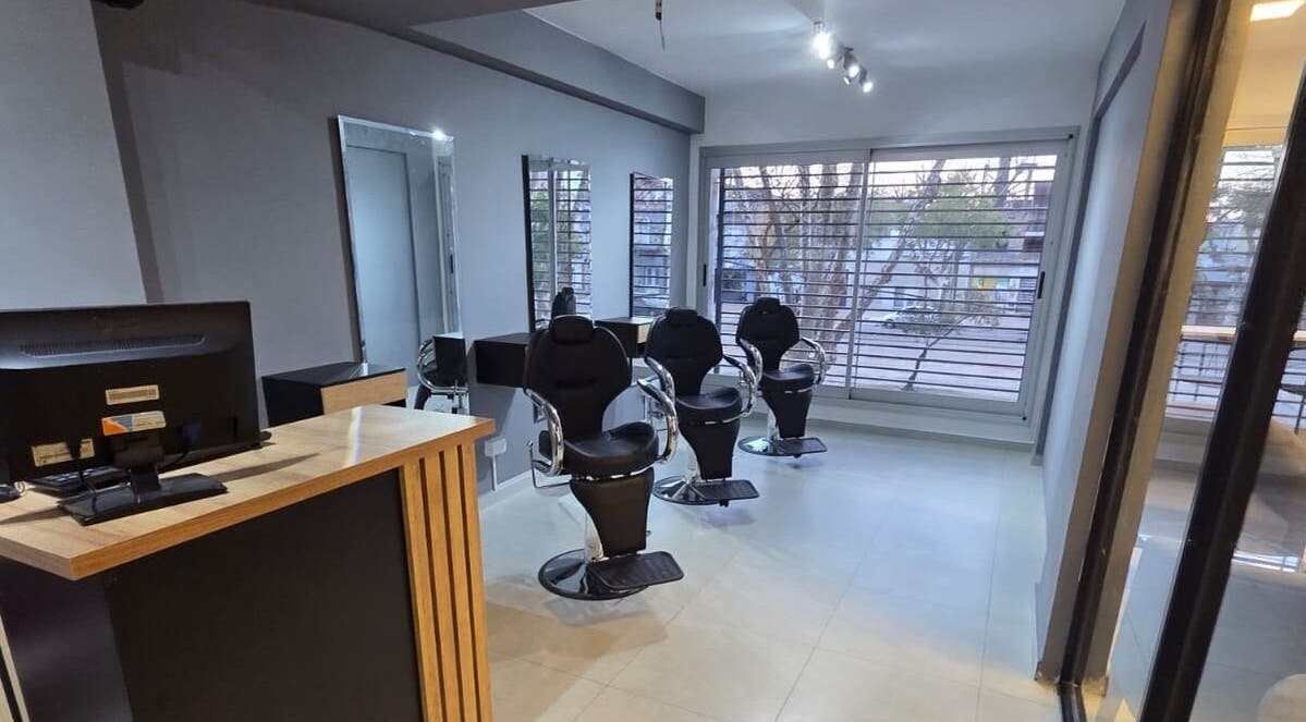 Interior moderno de Glam & Coffee en Wilde, Provincia De Buenos Aires, AR con sillas de peluquería elegantes.