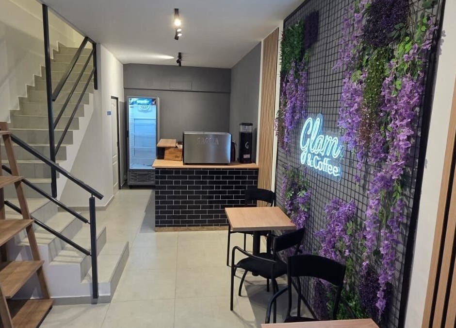 Interior moderno de Glam & Coffee, Wilde, Provincia De Buenos Aires, AR con decoración floral y neón.