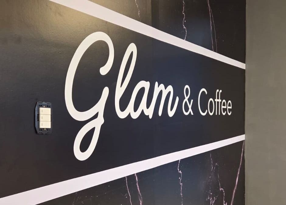 Logo de Glam & Coffee en pared, situado en Wilde, Provincia De Buenos Aires, AR.