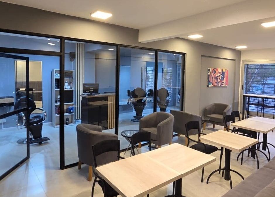 Interior moderno de Glam & Coffee en Wilde, Provincia De Buenos Aires, AR con sillas elegantes y decoración contemporánea.