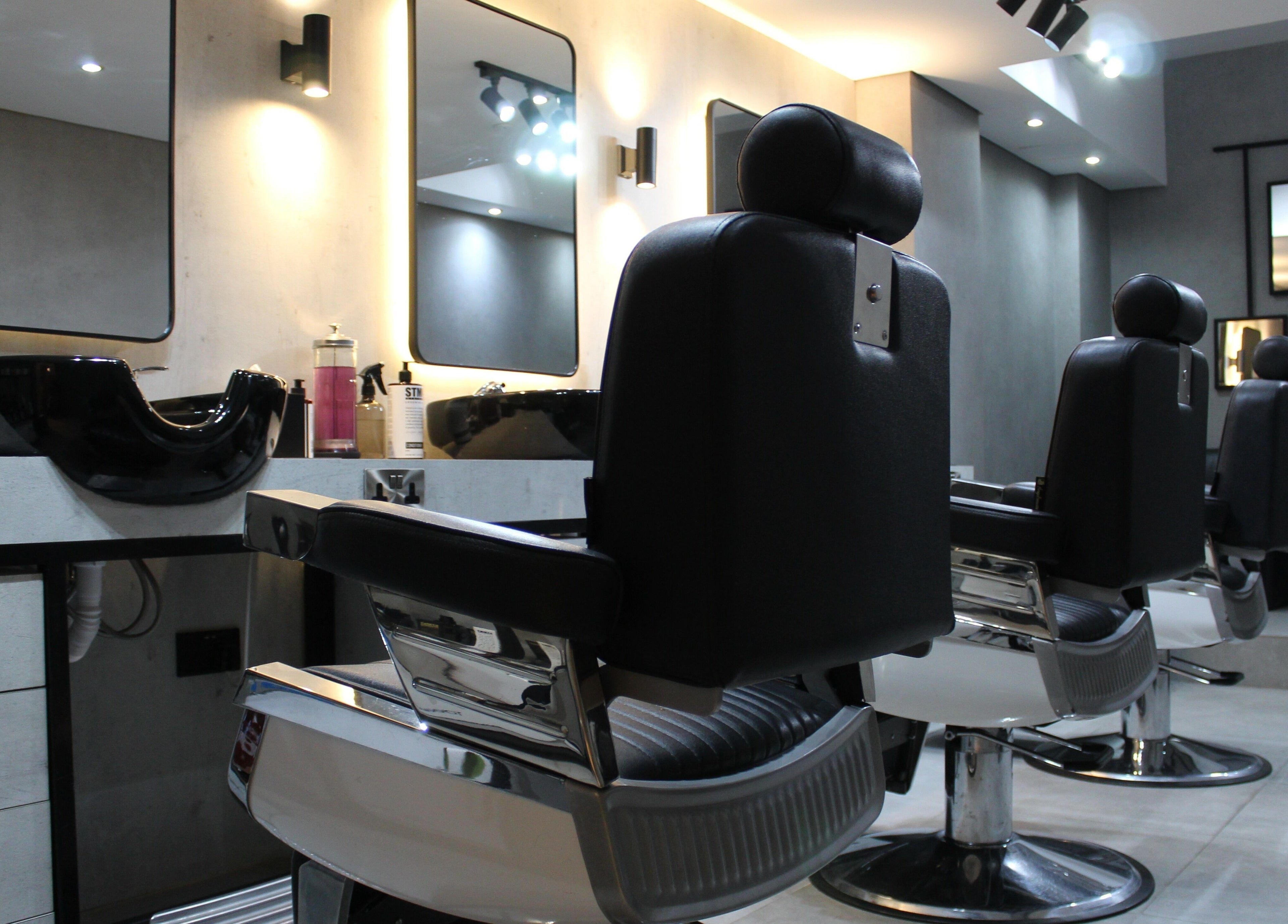 Modern salon chairs and mirrors at The Salon Luxe in Dubai, Dubai, AE, offering luxury beauty services.