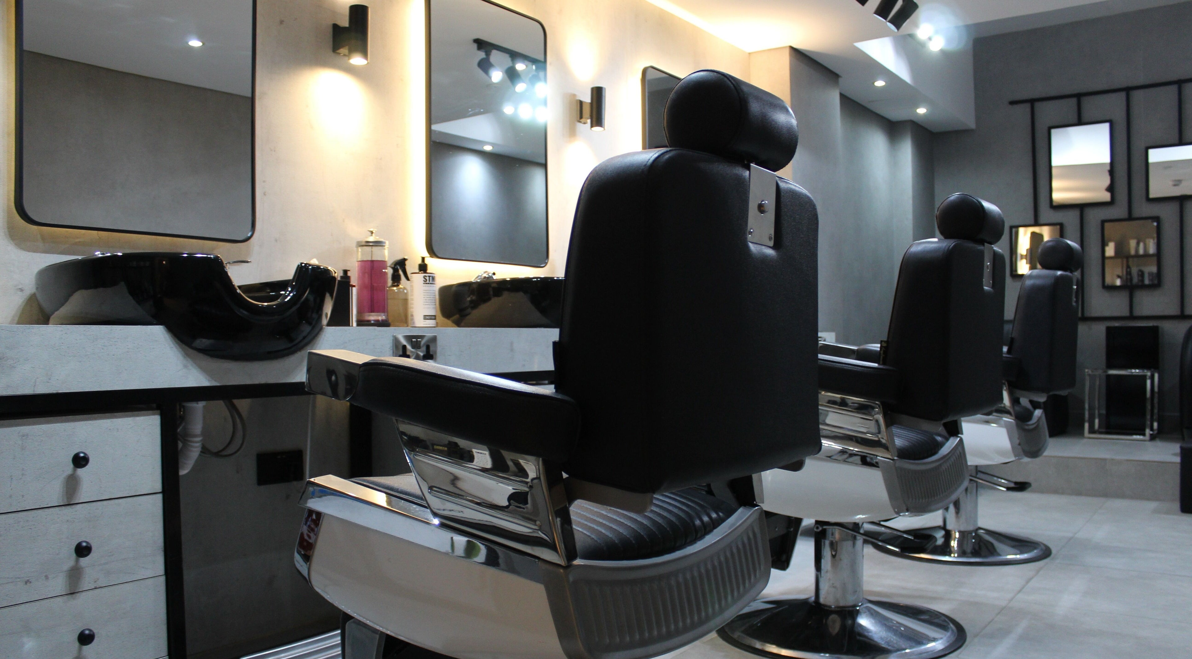 Modern salon chairs and mirrors at The Salon Luxe in Dubai, Dubai, AE, offering luxury beauty services.