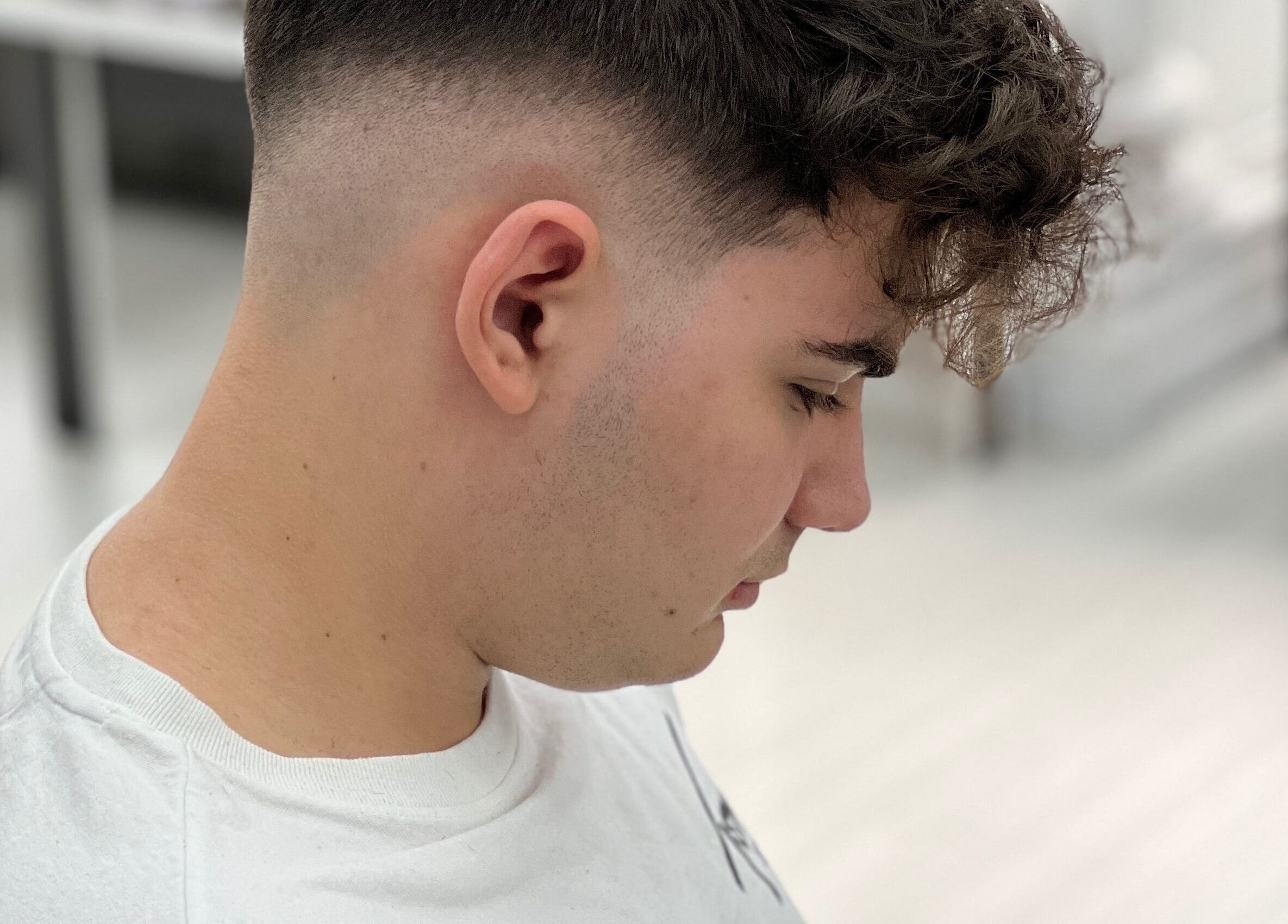 Tânăr cu tunsoare modernă la Urban Men Salon, Pitești, Județul Argeș, RO.