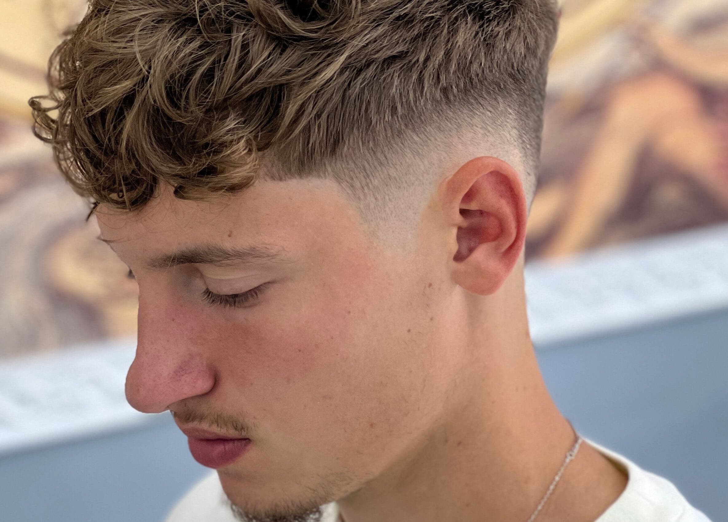 Coafură modernă fade la Urban Men Salon, Pitești, Județul Argeș, RO. Stil clasic și rafinat pentru bărbați.