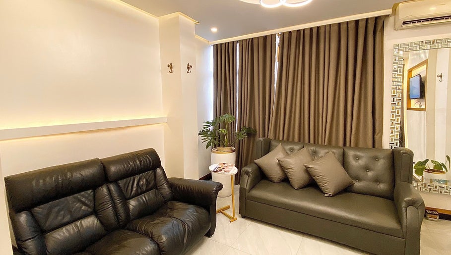 Elegant waiting area with sofas at CLG Aesthetics Marikina, Metro Manila, PH offering tranquil ambiance.