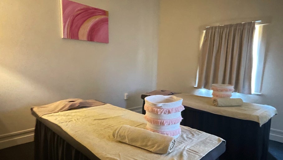 Aroma Massage Hamilton صورة 1