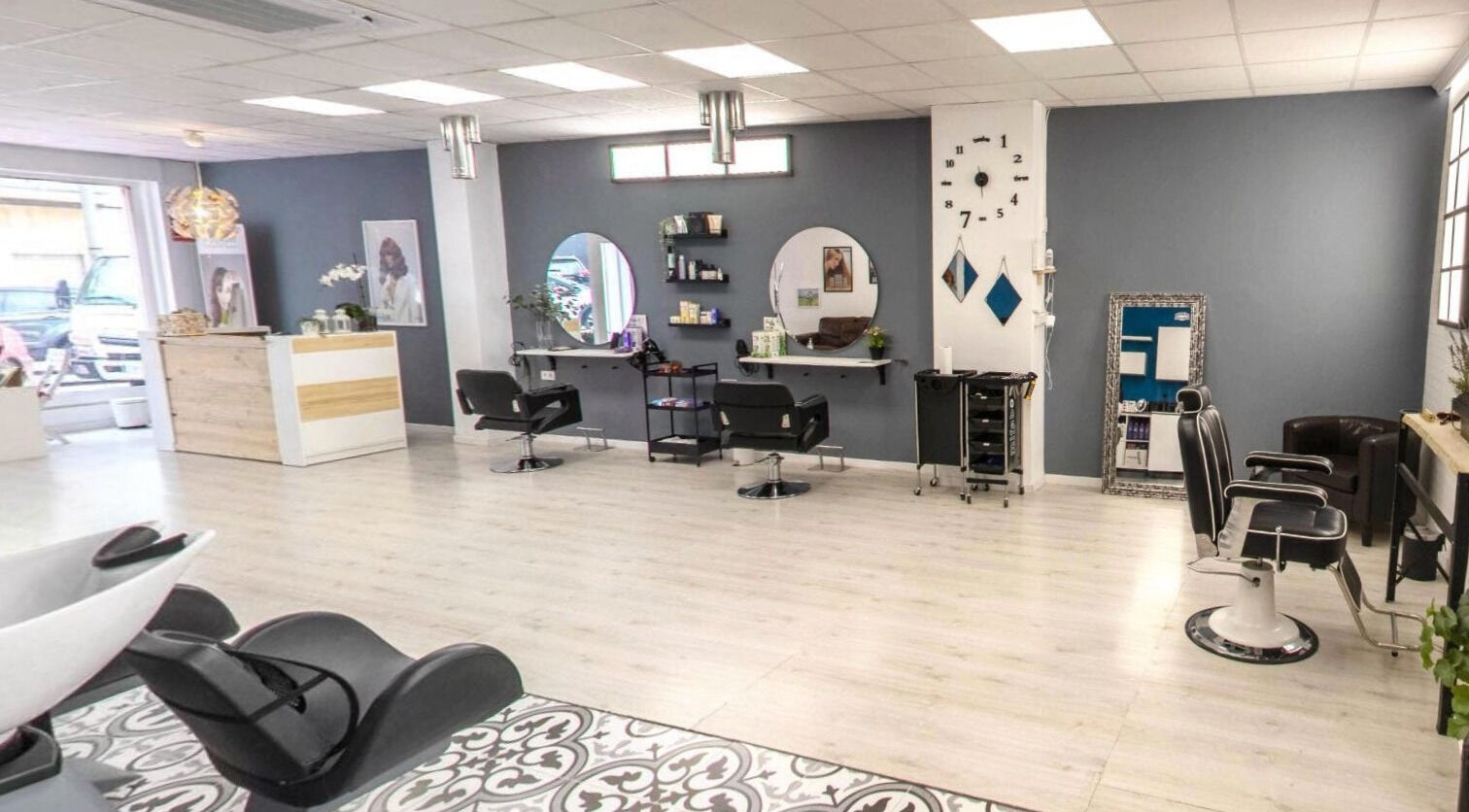 Interior moderno de Arturo Martí Peluquería, San Vicente del Raspeig, Comunidad Valenciana, ES.