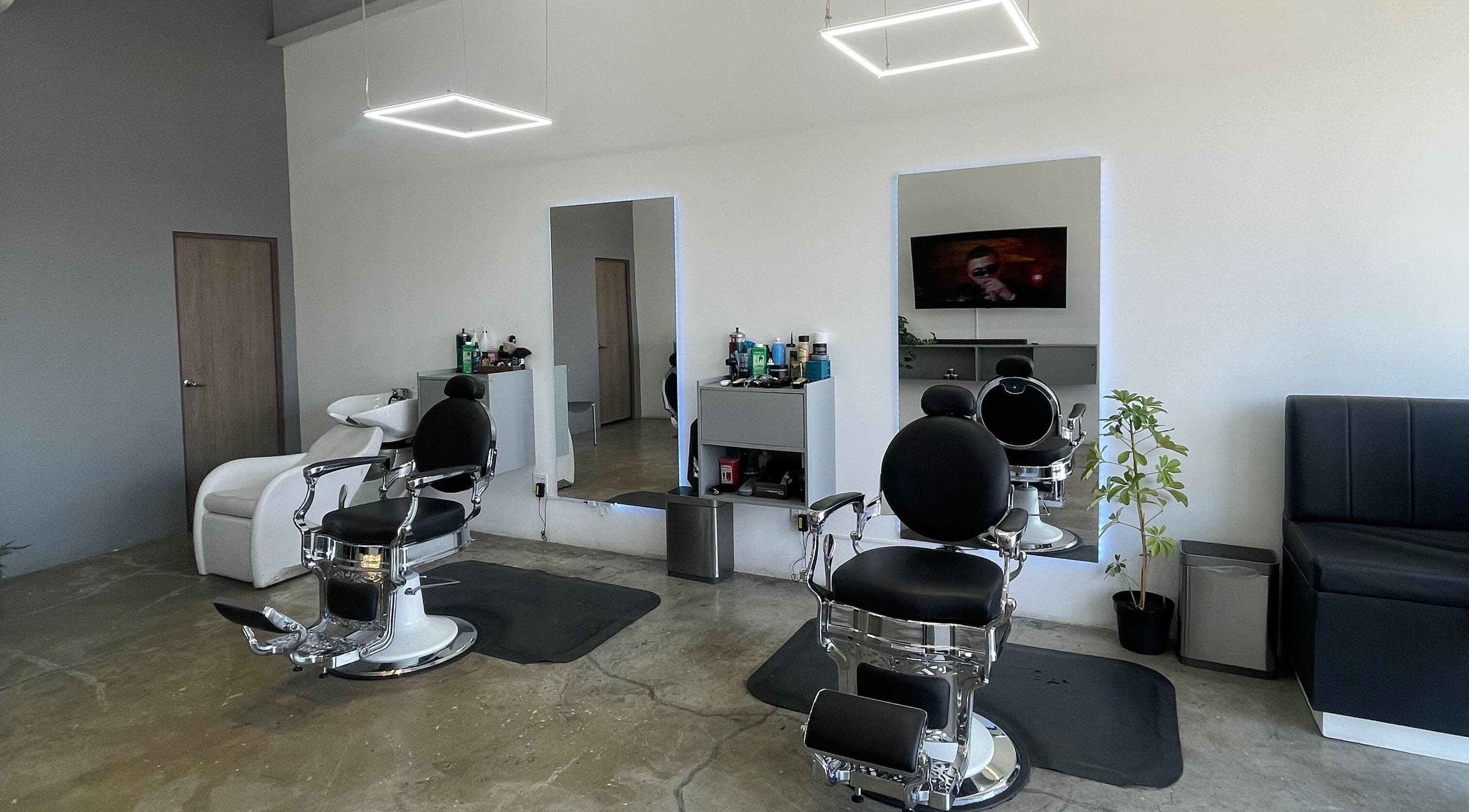 Interior moderno de G3 Barber Studio en Tijuana, Baja California, MX con sillas de barbería y decoración elegante.